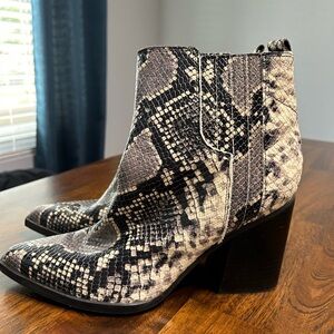 Marc Fisher Ltd Pointy Toe Snake Print Leather Ankle Bootie Size 9